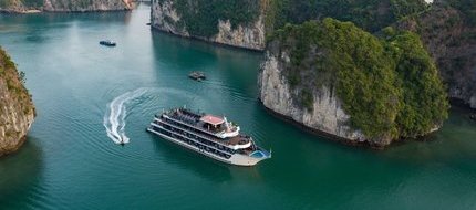 Vẻ đẹp sang trọng của Rosy giữa vịnh Lan Hạ