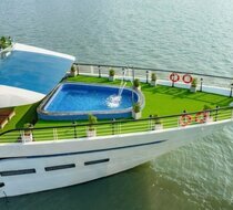 Bể bơi Jacuzzi ở mũi tàu