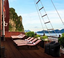 Sundeck trang bị nhiều ghế tắm nắng