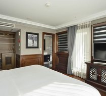 Phòng Ambassador Balcony Suite