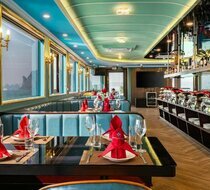 Không gian nhà hàng sang trọng của du thuyền