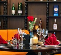 Thưởng thức bữa tối tại không gian nhà hàng