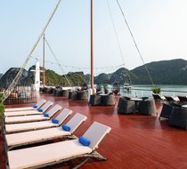 Sundeck rộng rãi, thoáng mát