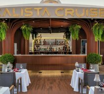 Sundeck rộng rãi cho du khách ngắm cảnh