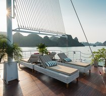 Sundeck trang bị ghế dài tắm nắng