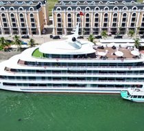 Du thuyền di chuyển vào bến