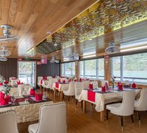 Nhà hàng với không gian rộng rãi