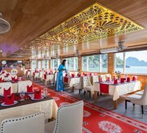 Sự phục vụ tận tâm và chu đáo của nhân viên trên tàu