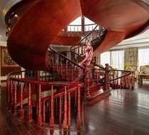 Hành lang thiết kế gỗ sang trọng