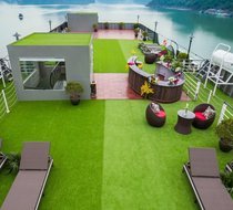 Sundeck rộng lớn phù hợp cho các đoàn đông