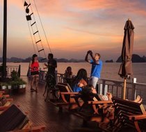 Ngắm hoàng hôn trên khu vực sundeck