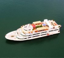 Du thuyền nổi bật trên vịnh