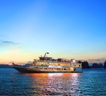 Ngắm cảnh hoàng hôn trên vịnh từ du thuyền