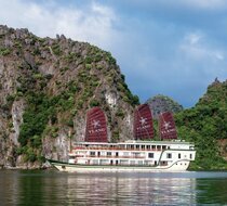 Du thuyền sang trọng