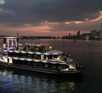 Tàu lên đèn lung linh