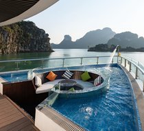 Bể sục jacuzzi phía mũi tàu