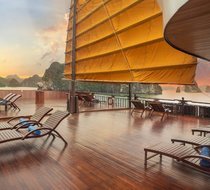 Sundeck trang bị ghế dài tắm nắng