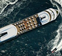 Sundeck rộng rãi có nhà hàng sang trọng, ngắm cảnh siêu thư giãn