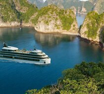 Toàn cảnh du thuyền nhìn từ xa