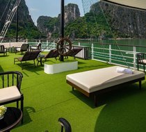Ngắm vịnh kỳ quan trên sundeck