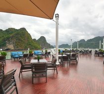 Sundeck rộng rãi cho du khách ngắm cảnh