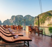 Sundeck rộng rãi có nhiều ghế tắm nắng