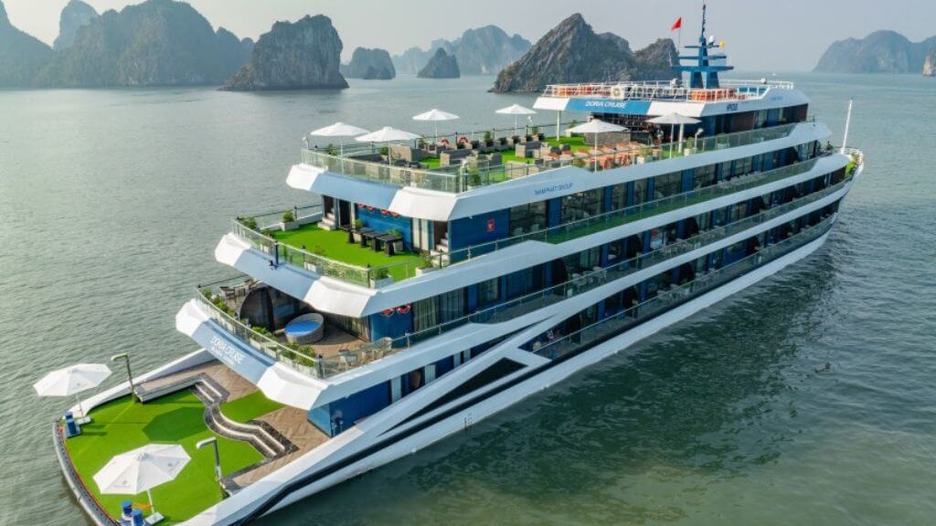 Bao quát tàu từ phía sau