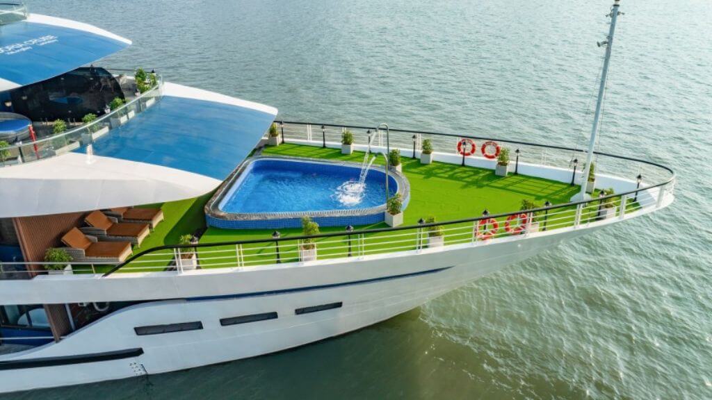 Bể bơi Jacuzzi ở mũi tàu