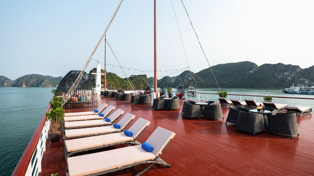 Sundeck rộng rãi, thoáng mát