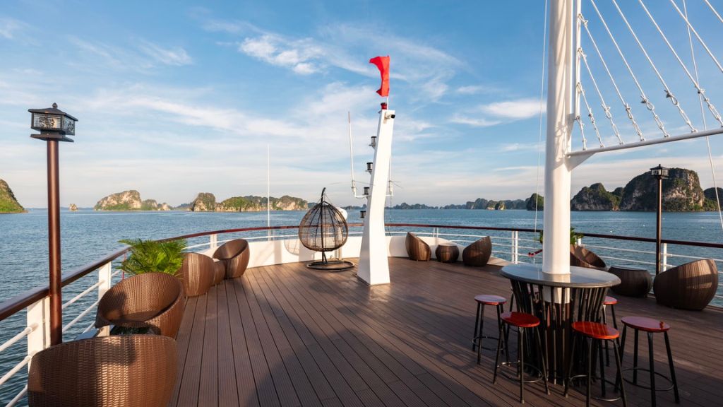 Nhìn toàn cảnh khi đứn từ du thuyền, ánh nắng lung linh trong trẻo