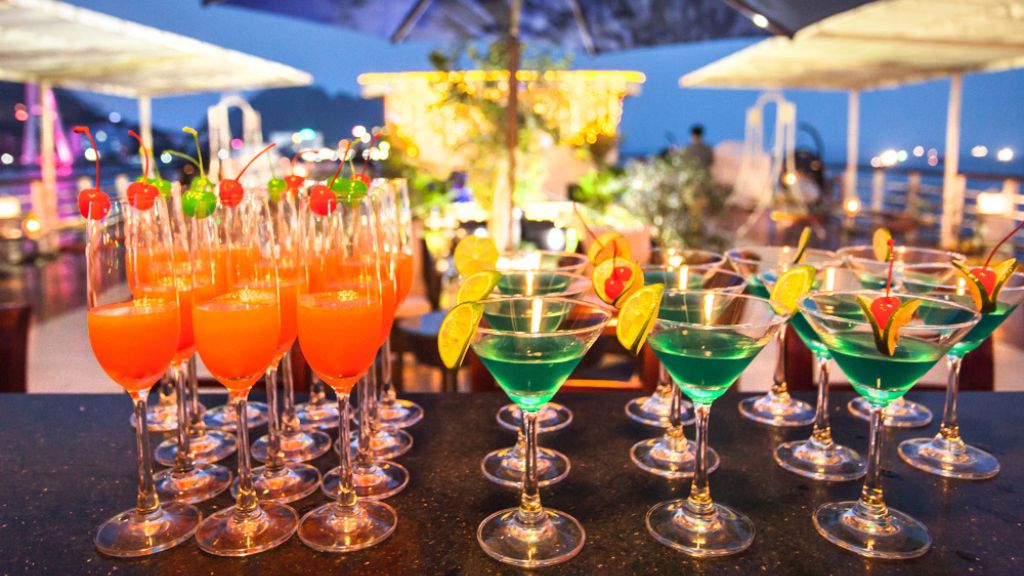 Đồ uống tại sundeck Sky Bar