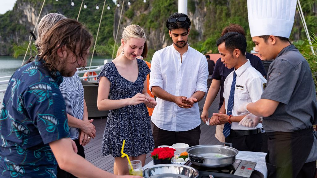 Làm thử bánh trôi nước trong cooking class