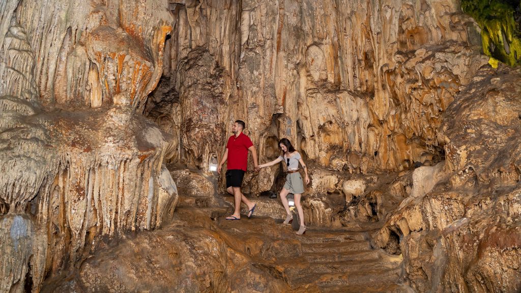 Tham quan hang Sửng Sốt