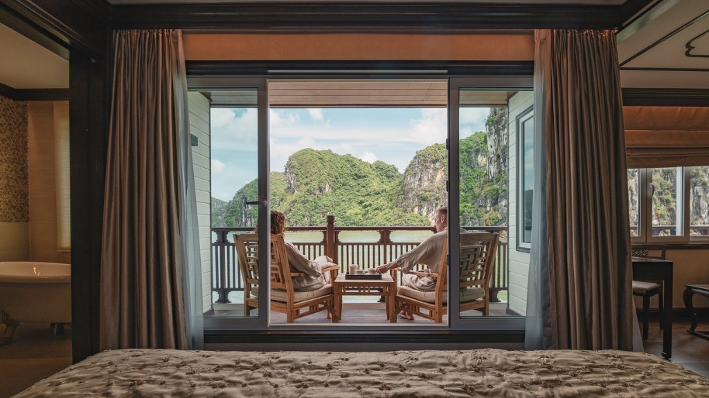 Phòng nghỉ Signature Suite với view hướng ra Vịnh