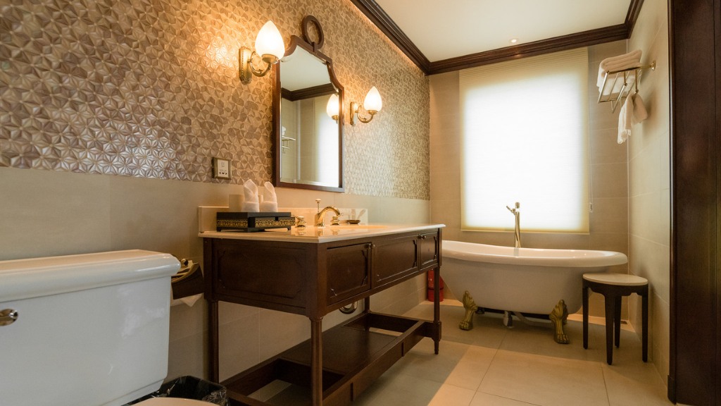 Phòng tắm hạng Signature Suite trên du thuyền