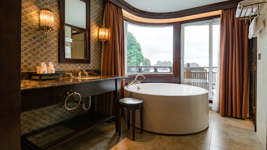 Phòng tắm Regent Suite đầy đủ tiện nghi hiện đại