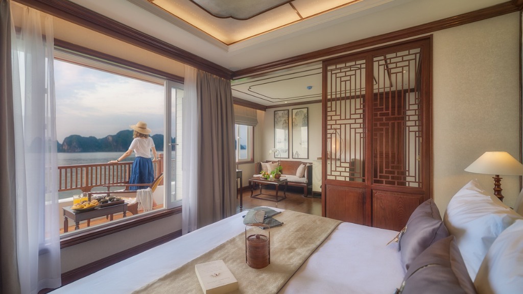 View vịnh tuyệt đẹp từ giường ngủ Junior Suite