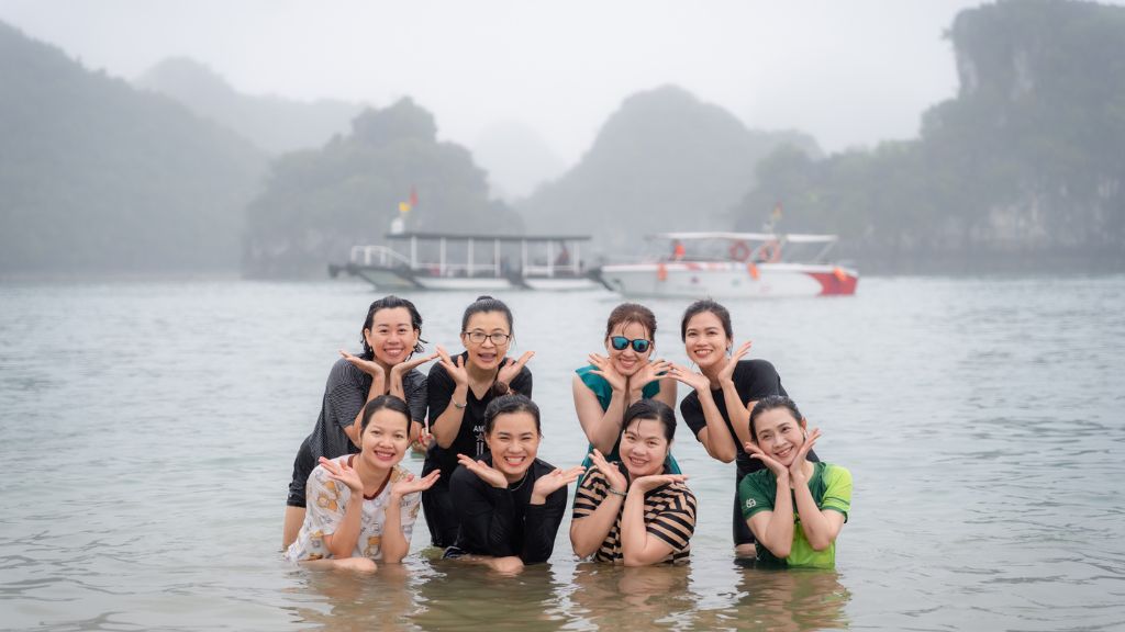 Thỏa thích bơi lội tại đảo Titop