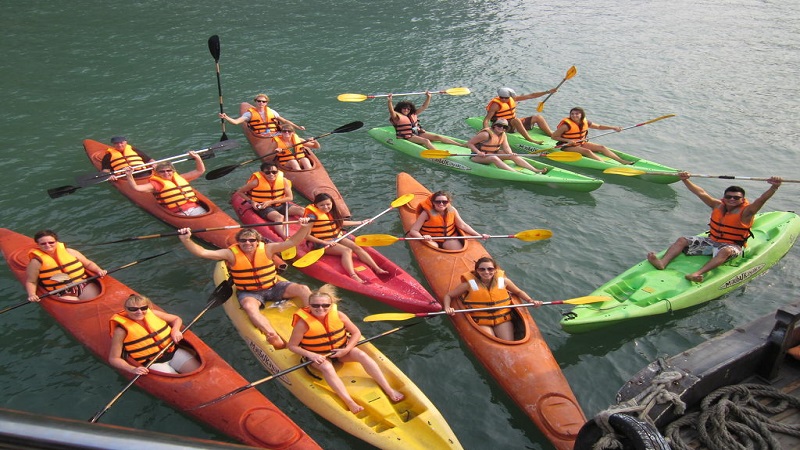 Du khách chèo thuyền Kayak