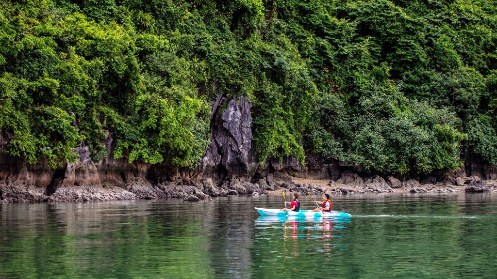 Du khách trải nghiệm chèo thuyền kayak