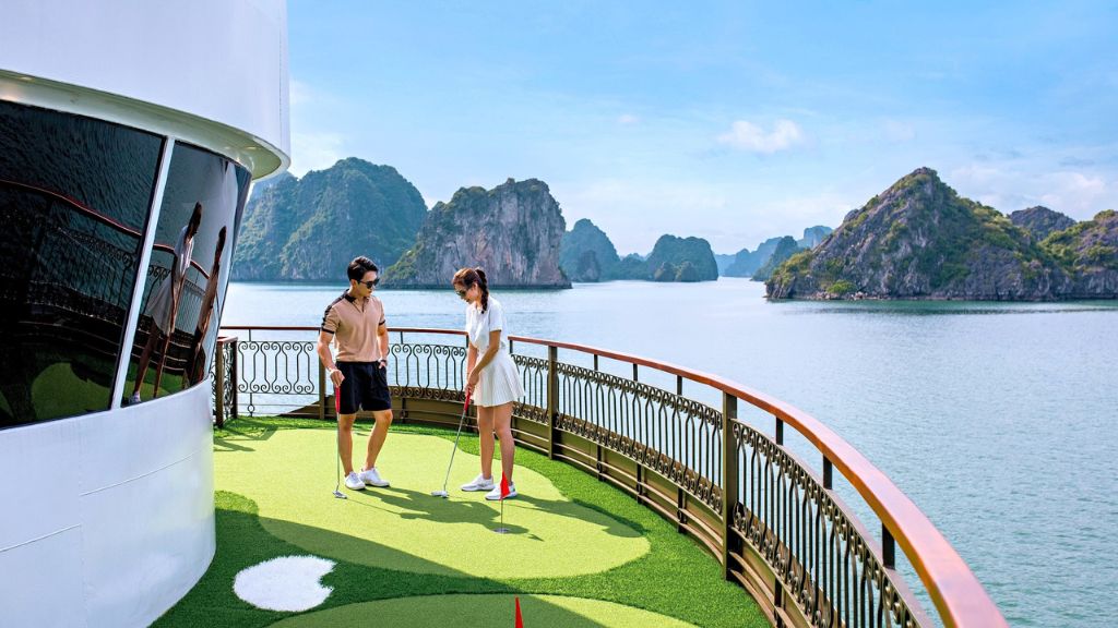 Sân golf mini ngay trên du thuyền