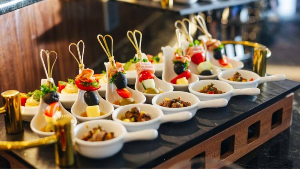 Canape được phục vụ theo cách tinh tế