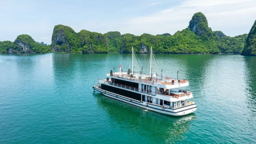 Du thuyền Iris giữa vịnh Hạ Long