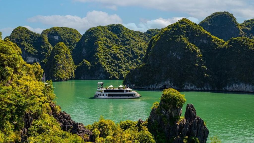 Nhìn con tàu từ phía xa