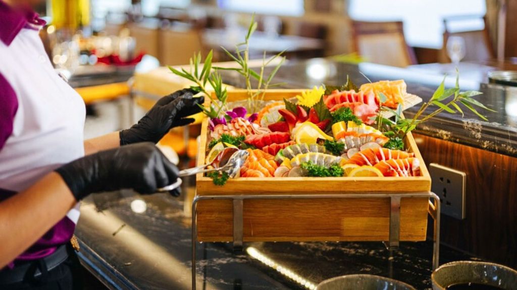 Sashimi được phục vụ tươi ngon cho hành khách