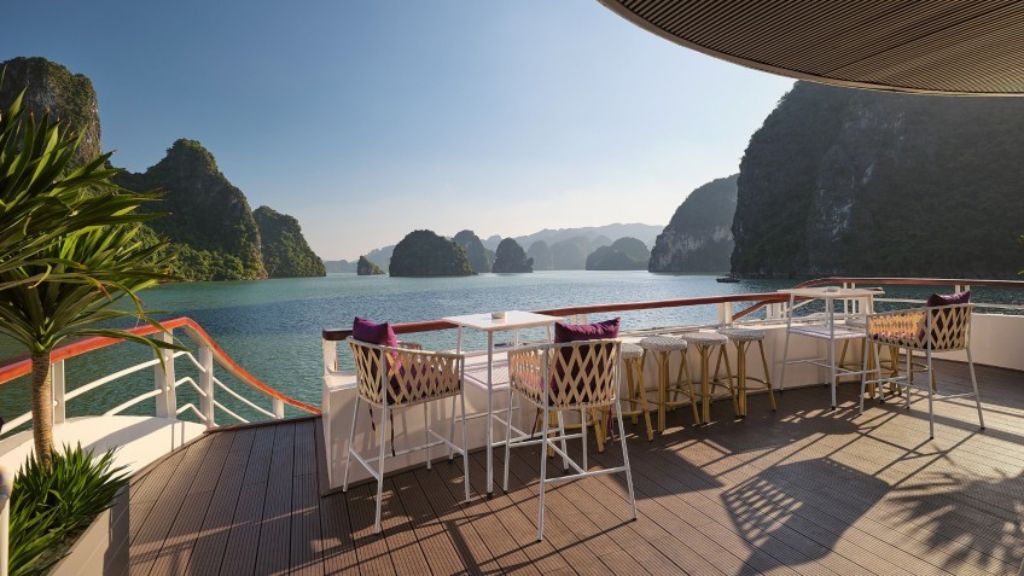 Tận hưởng bầu không khí yên bình trên boong tắm nắng