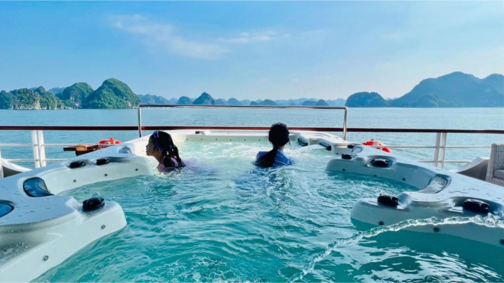 Thư giãn trong bồn tắm nóng trên tàu