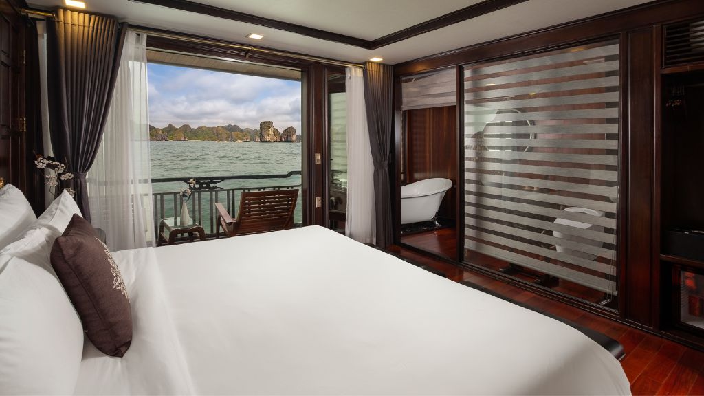 Phòng được trang bị bồn tắm view vịnh