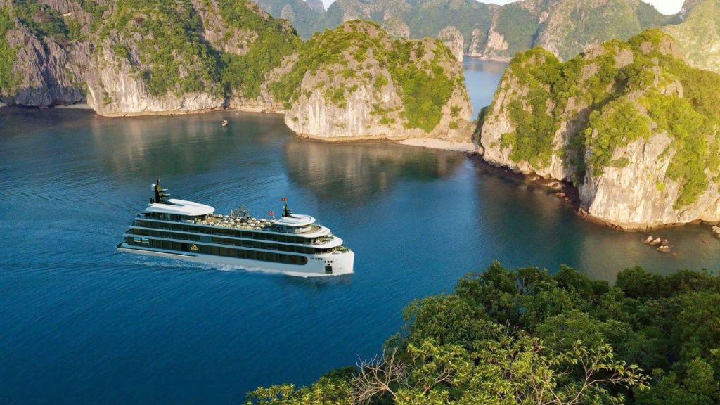 Toàn cảnh du thuyền nhìn từ xa