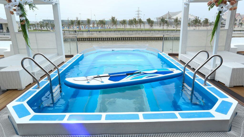 Bể bơi đáy kính độc quyền của Luna Cruise